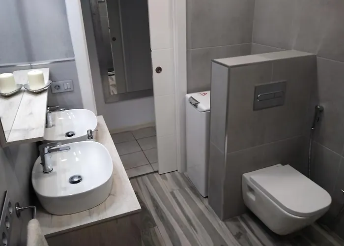 Sur Heated Pool Apartment